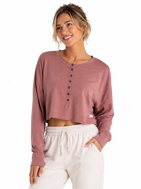Vuori Women’s Long Sleeve Henley Crop Top – Rosewood